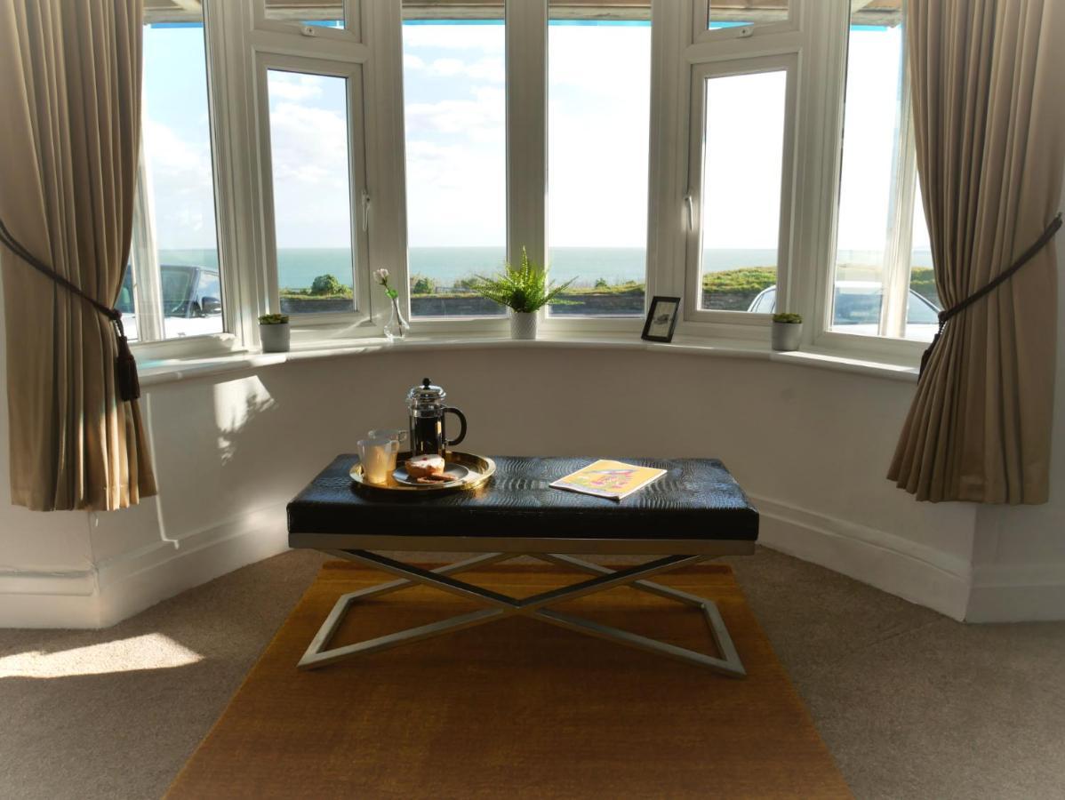 Stunning Sea View - Beach Location - Garden - Parking - Fast Wifi - Smart Tv - Beautiful 3 Bedroom Apartment Sleeps Up To 8! Bournemouth Kültér fotó